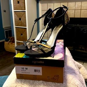 Zigi Soho Black & Gold T-strap High Heel Sandals size 10